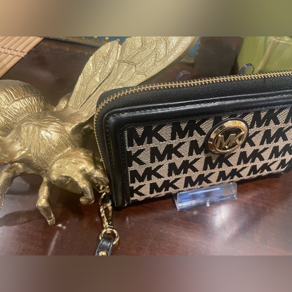 EUC Michael Kors Zip Wallet w/strap - Picture 17 of 17